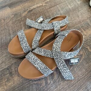 Universal Thread Black and White Sandals